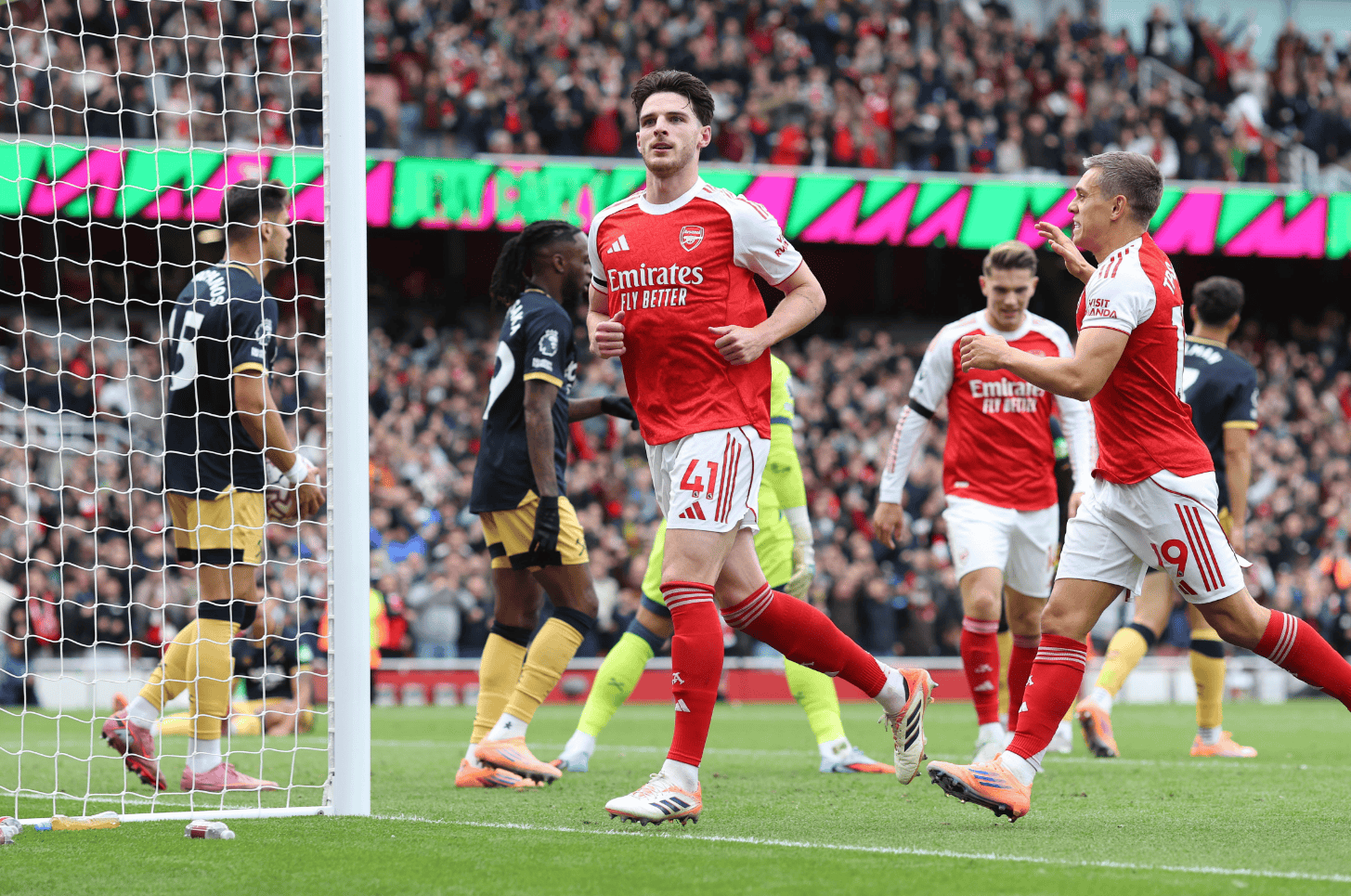 窗口期英超焦点战；法兰克福造点机会；媒体盛赞；更衣室氛围转暖的简单介绍-九游下载安装